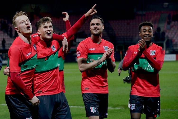 并揭示了背 并揭示了背